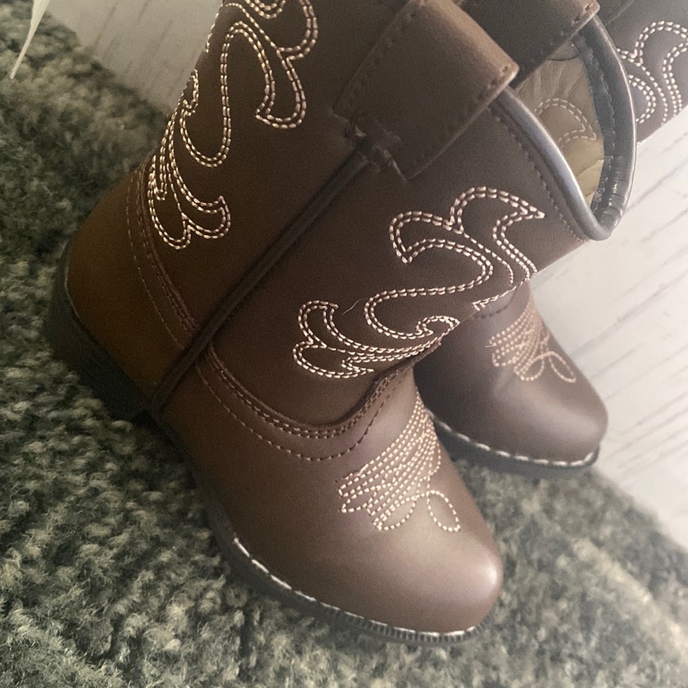 Toddler cowboy boots. Size 6(M)